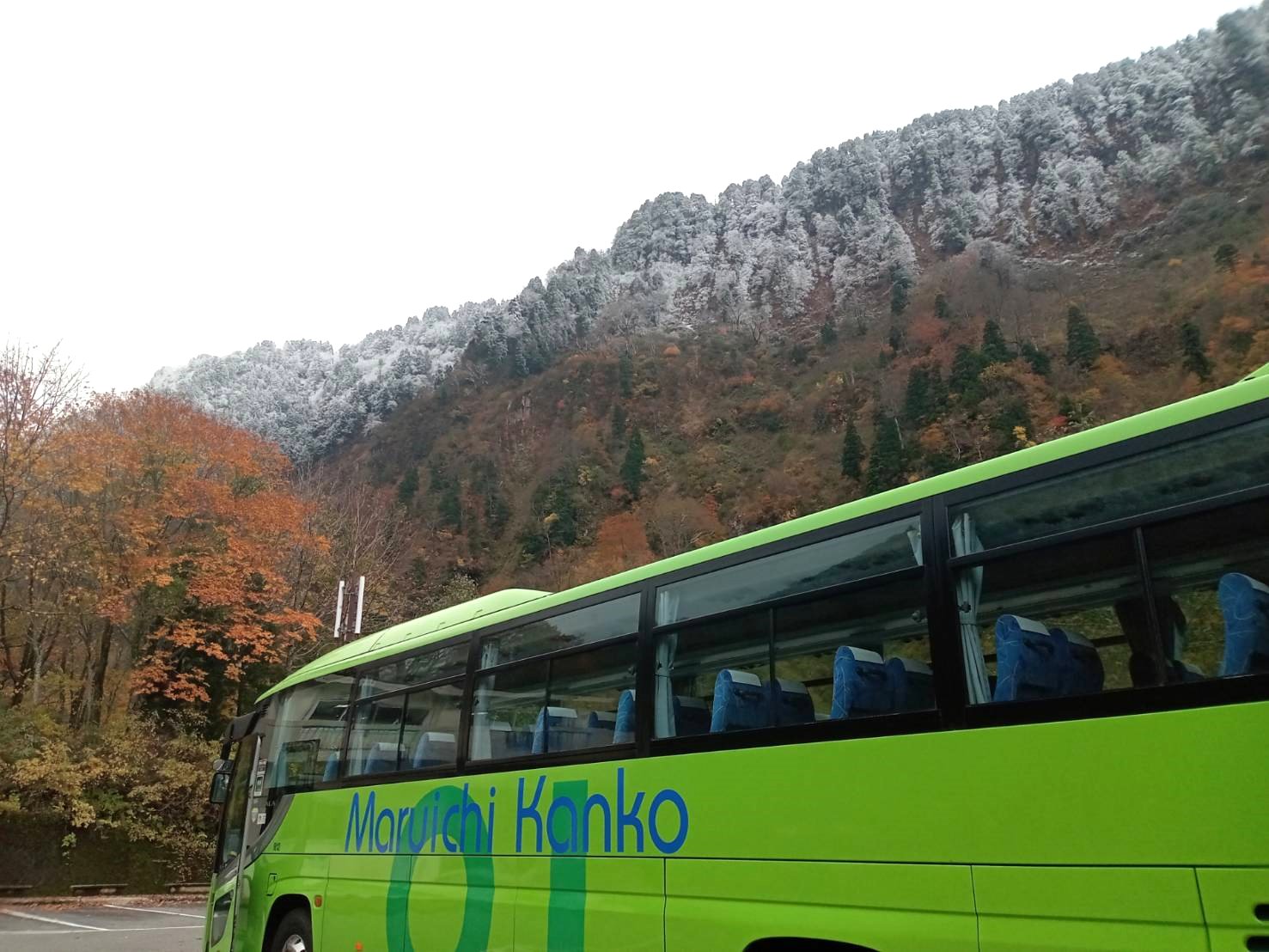 雪と紅葉とみどりのバスのトリコロール